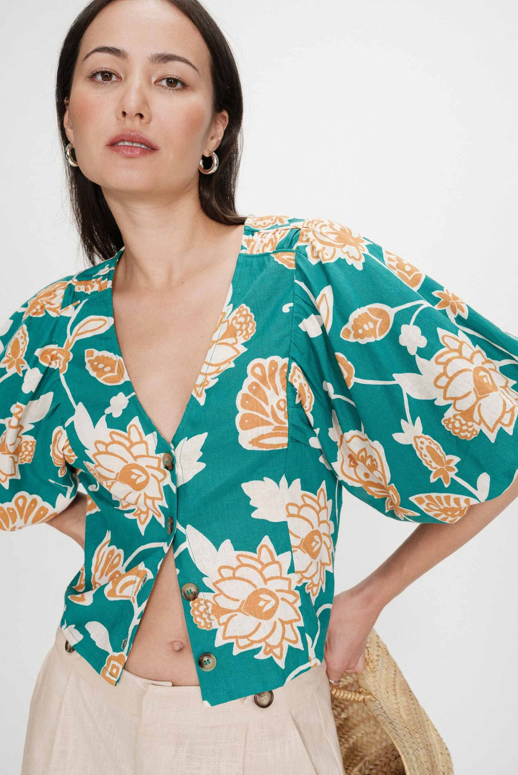 Top de lino estampado floral escote en V