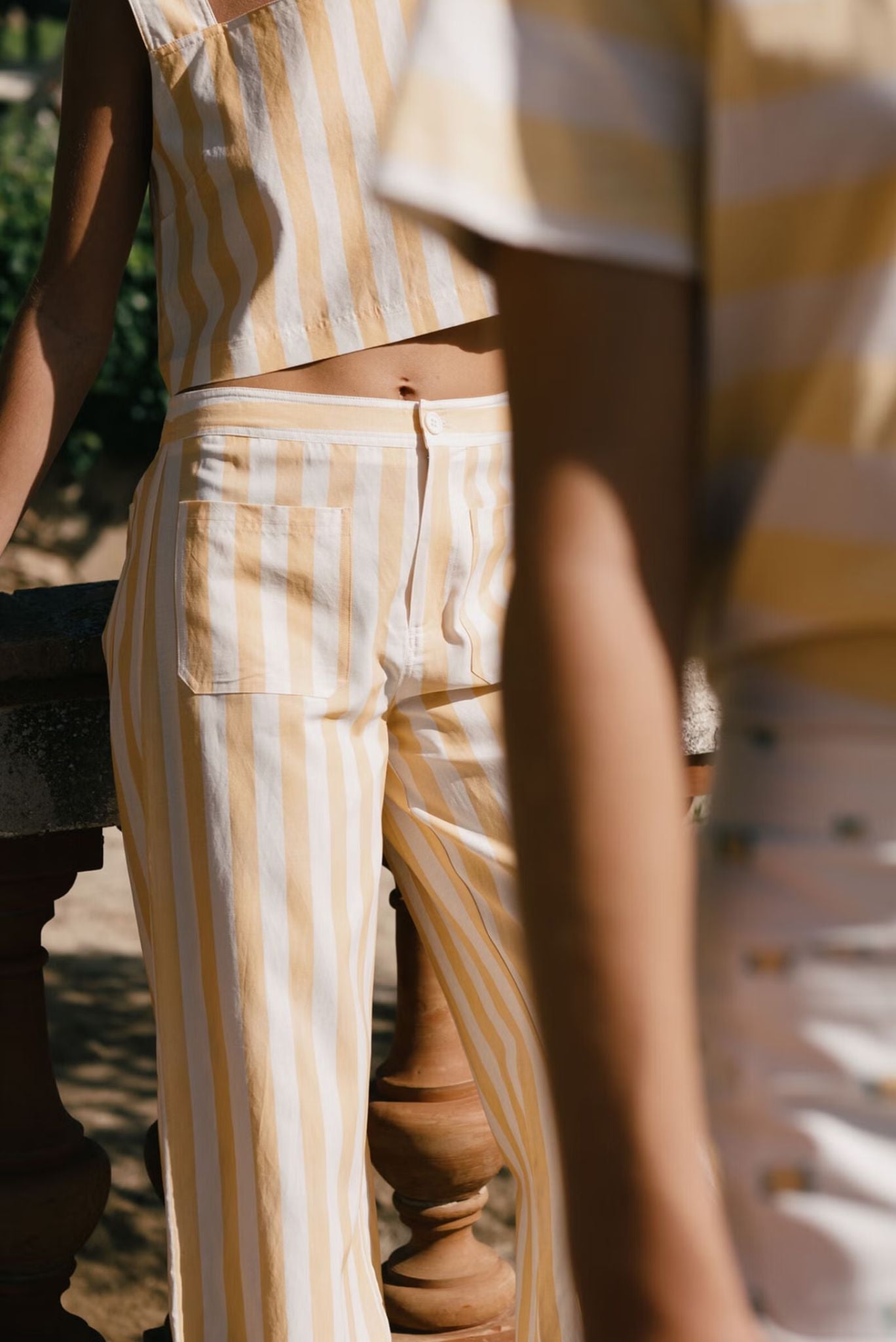 PANTALÓN CON BOLSILLOS A RAYAS