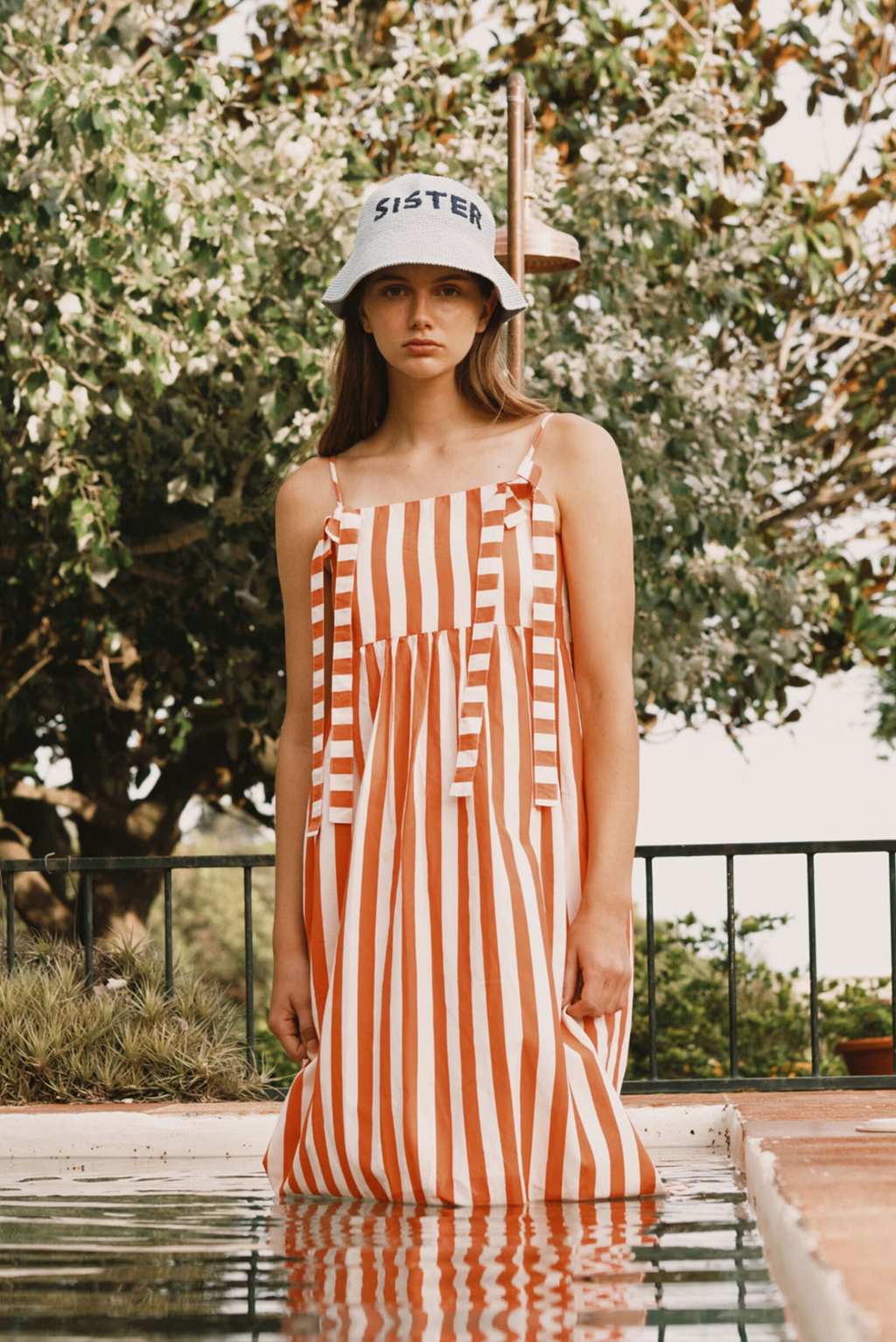 VESTIDO CON LAZOS A RAYAS