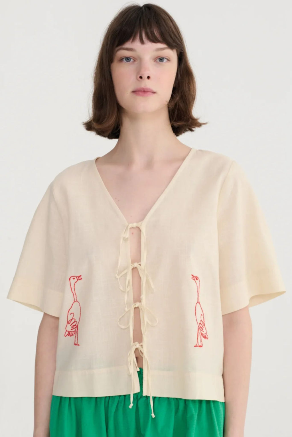 Blusa anudada con bordado