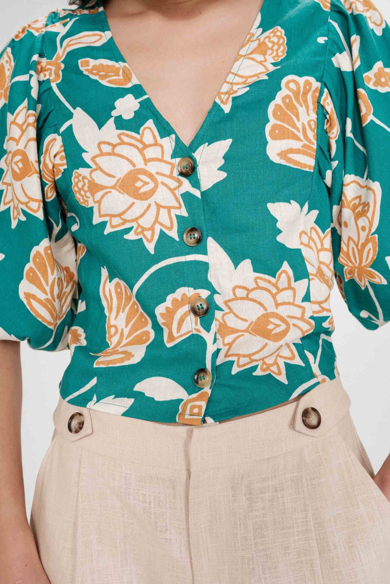 Top de lino estampado floral escote en V