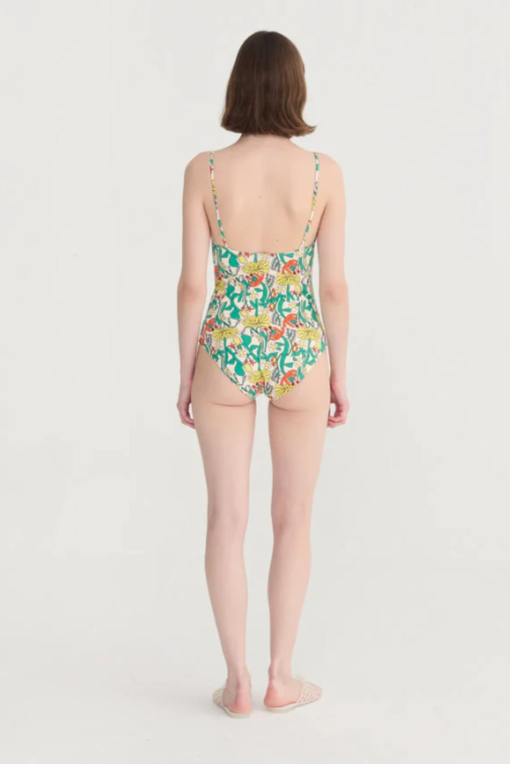 Traje de baño reciclado con patrón de herbolario a color