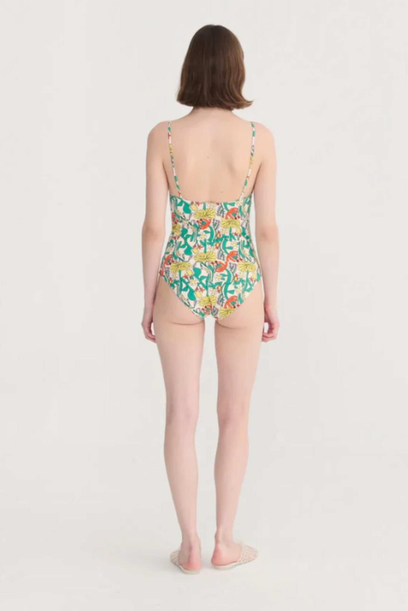 Traje de baño reciclado con patrón de herbolario a color