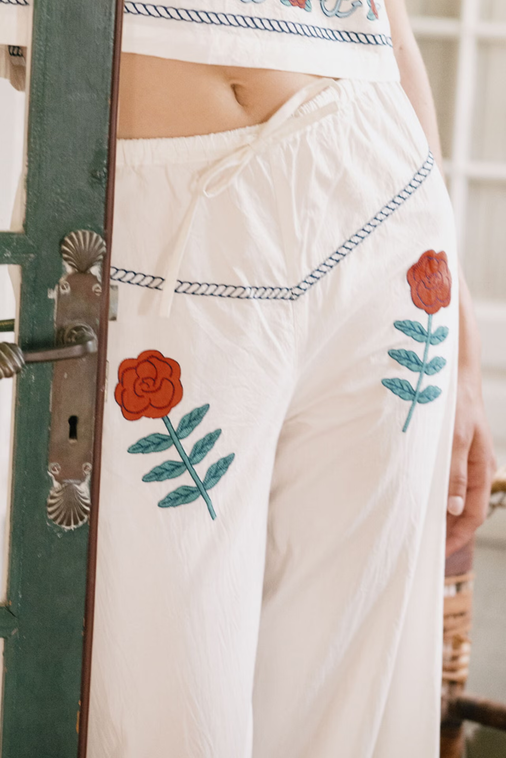 PANTALÓN BORDADO