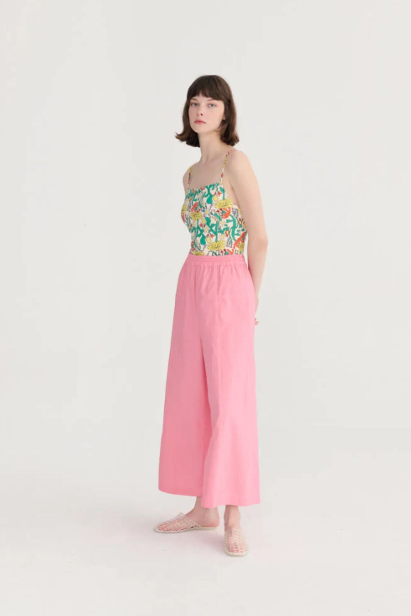 Traje de baño reciclado con patrón de herbolario a color