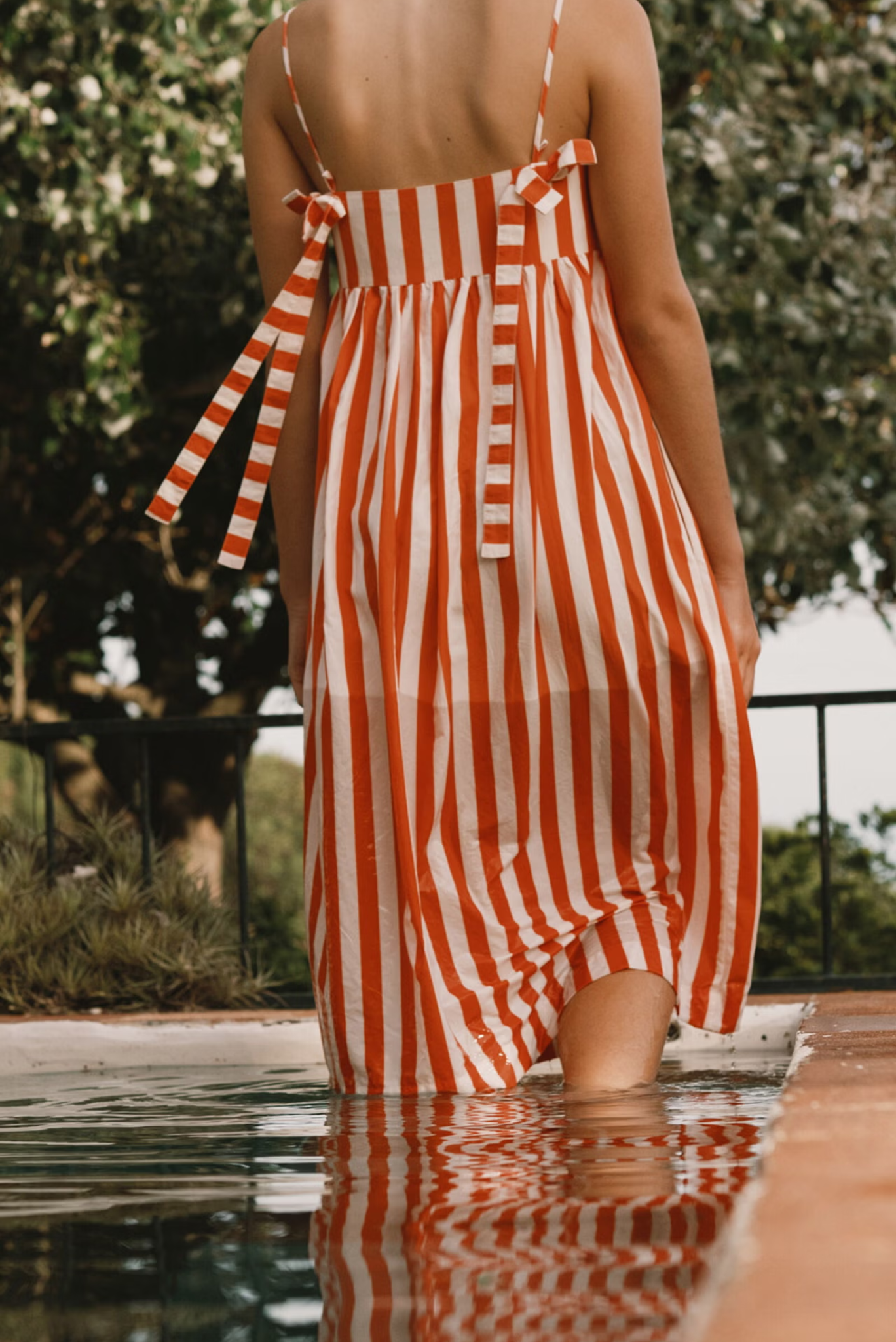 VESTIDO CON LAZOS A RAYAS