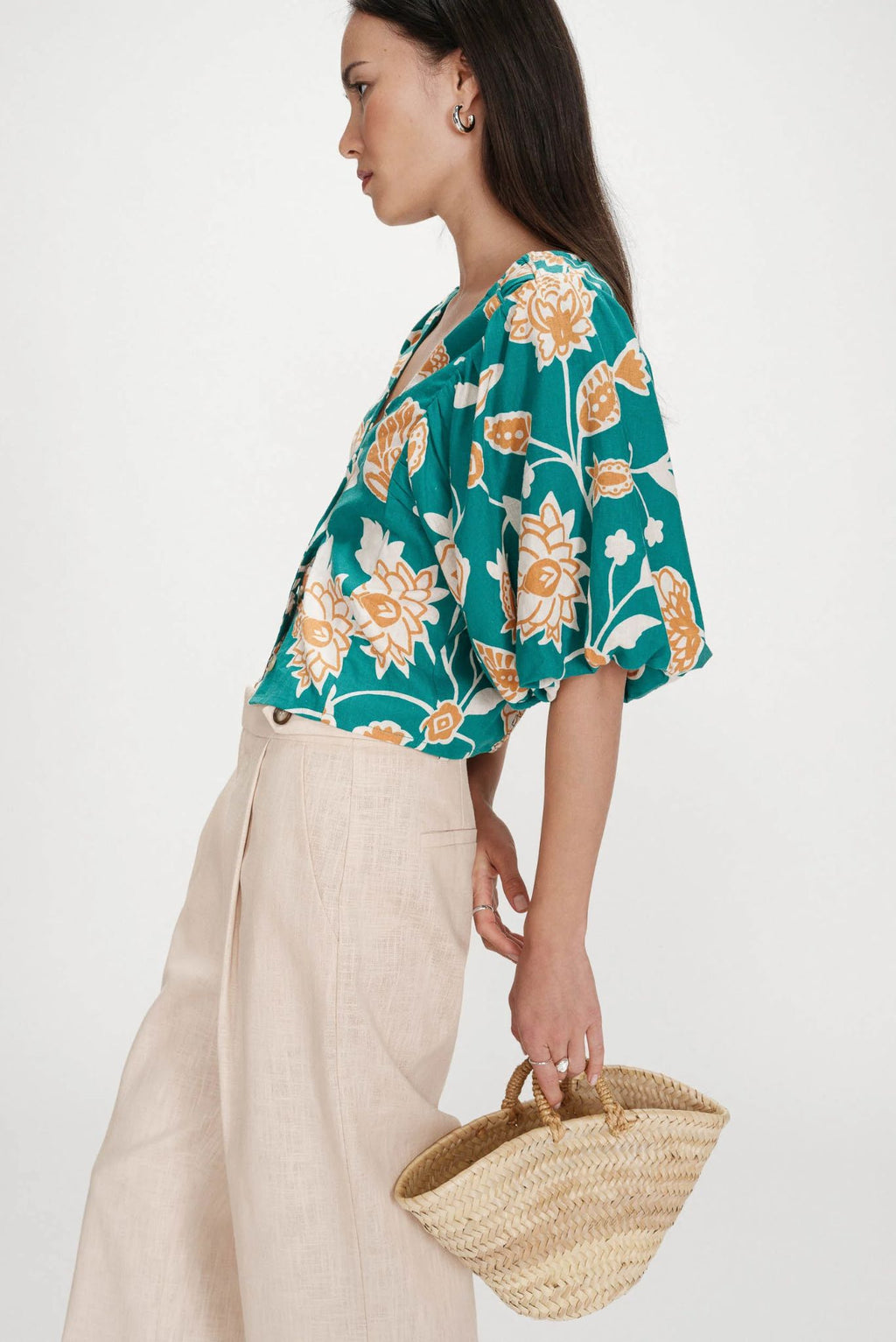 Top de lino estampado floral escote en V