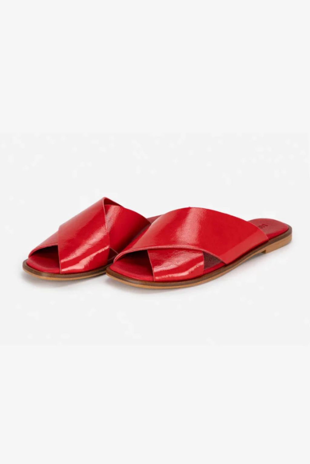 Sandalia roja de charol cruzada