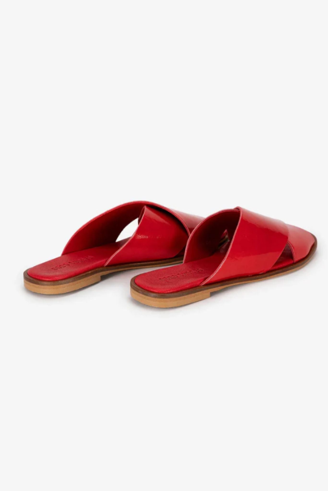 Sandalia roja de charol cruzada
