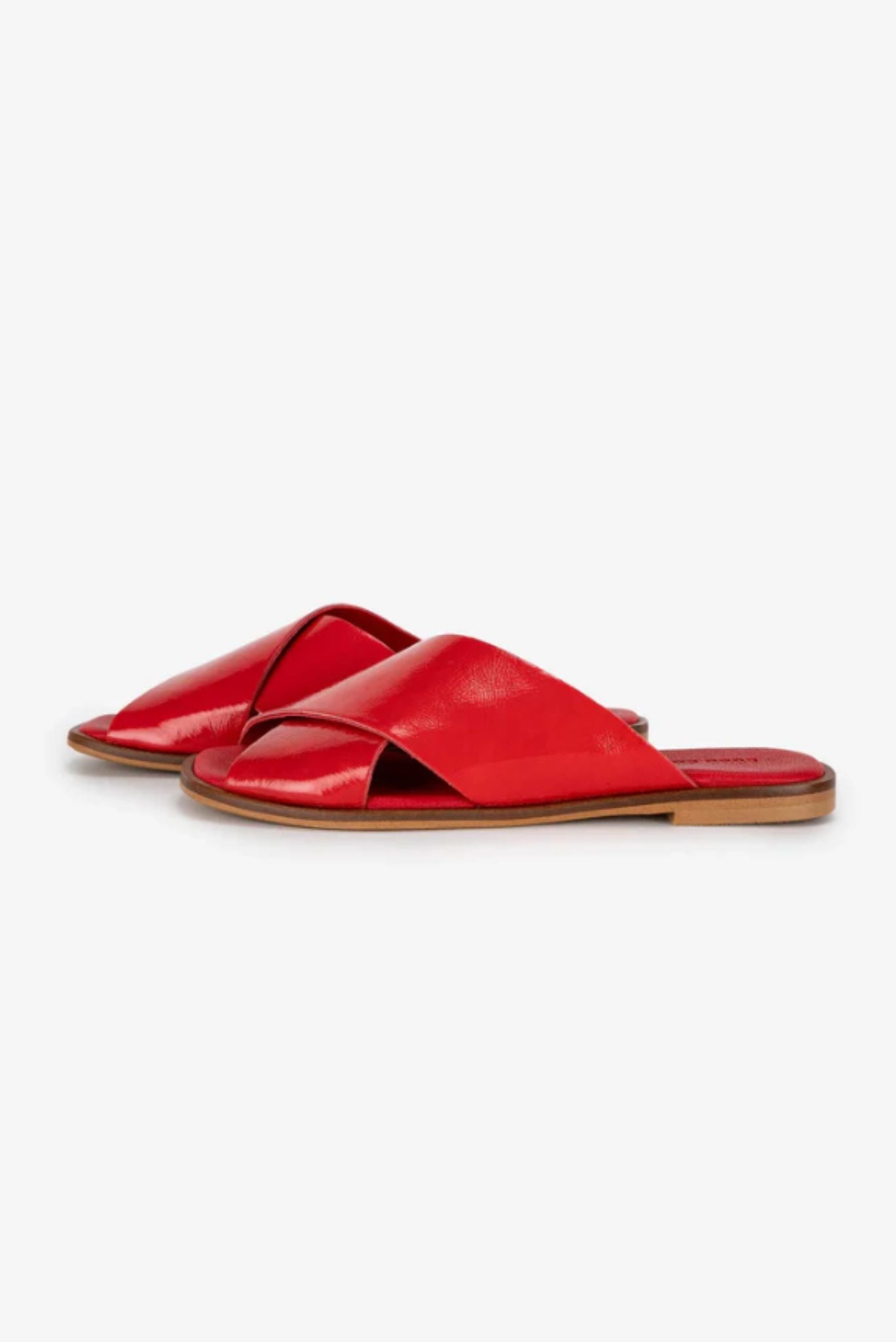 Sandalia roja de charol cruzada
